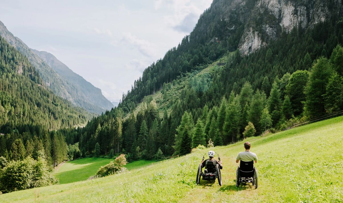 Zwei Personen wandern mit Handicap im Kaunertal